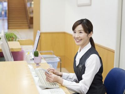 受付で笑顔のスタッフ