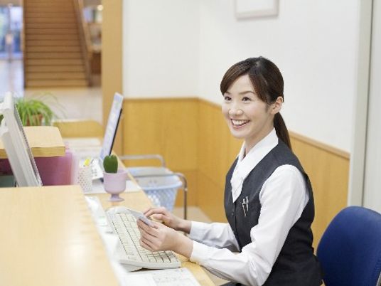 受付で笑顔のスタッフ