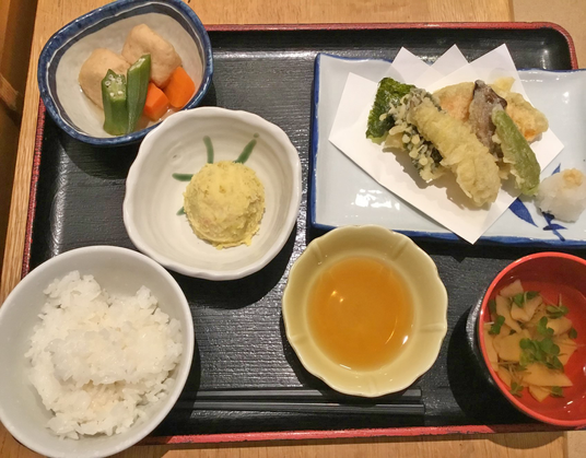 カラフルな料理一皿