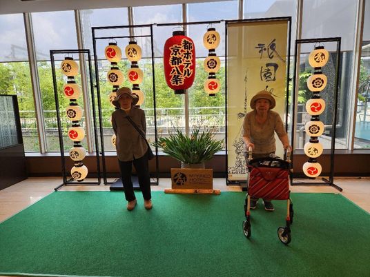 祭り装飾のロビー  