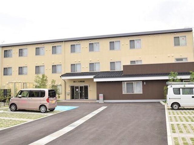 清潔感のある建物外観 外観 明と暗のコントラストが心地よい外観で、来訪者を温かく迎えます。駐車場も整備され、アクセスしやすい環境です。
