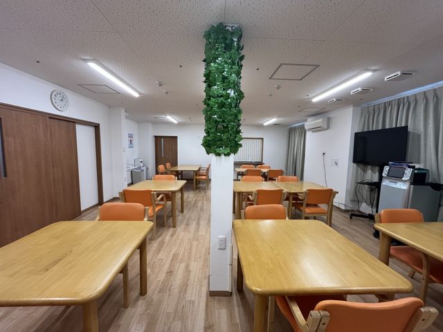 明るいラウンジ ラウンジ 広々としたラウンジは、自然光が差し込む中でリラックスできる空間です。観葉植物がアクセントになっています。