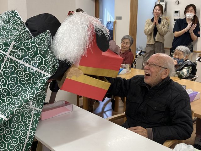 オレンジチェアのダイニング イベント 明るい窓辺のダイニングでは、オレンジ色のチェアが活気を与えており、共に食事を楽しむ温かな雰囲気が感じられます。
