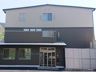 清潔感のある建物正面