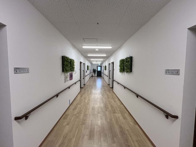 木目調の廊下 廊下 清潔感あふれる木目調の廊下は、自然の癒しを感じさせます。両側には手すりがあり、移動も安心です。
