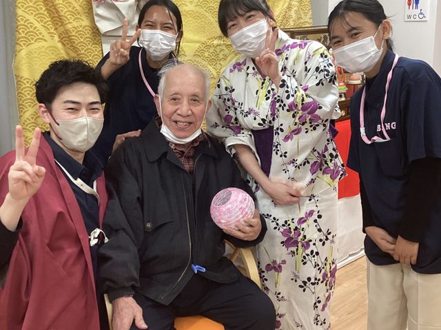 元気な施設職員との写真