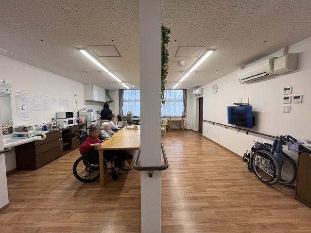 くつろぎのラウンジ ラウンジ 自然光がたっぷり入る広々とした空間で、リラックスしながら交流が楽しめます。