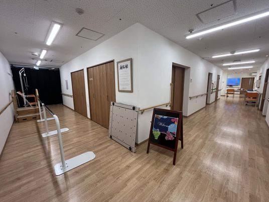 立て看板がある廊下