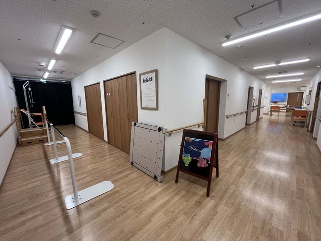 立て看板がある廊下 廊下 広々とした廊下には、落ち着いた色合いのフローリングが採用されています。
