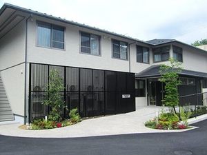 施設の清潔な外観
