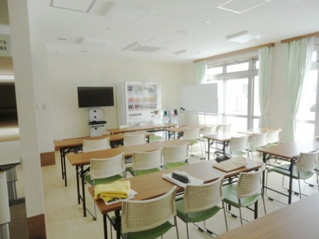 明るい多目的室 多目的室 広々とした多目的室は、自然光が差し込む明るい空間で、様々な活動に利用可能です。