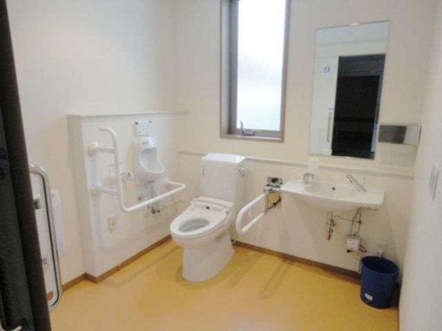 使いやすいトイレ トイレ 広々とした明るい空間で、使いやすさを重視しています。手すりが設置され、安全に配慮しています。