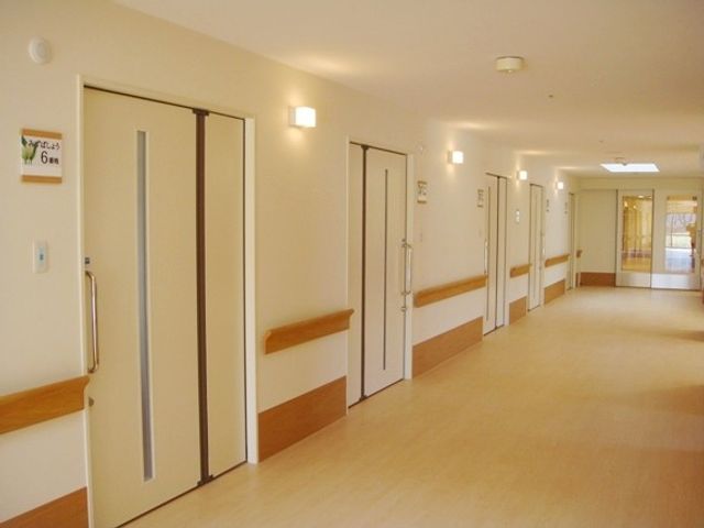 自然光の差し込む廊下 廊下 明るく広々とした廊下は、歩行に安心感を与えます。手すりがついているので、移動も安全です。