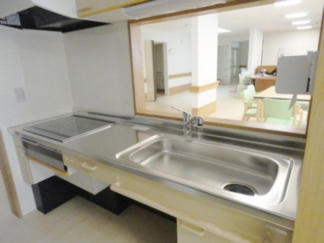 明るいキッチン キッチン 広々とした明るいキッチンです。調理しやすく、快適な空間を提供しています。