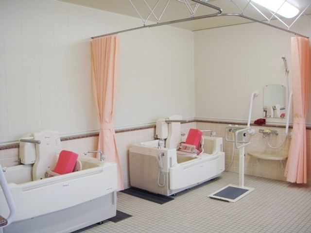 広々とした浴室 浴室 使いやすさに配慮された広々とした空間で、利用者の安全を考慮しています。