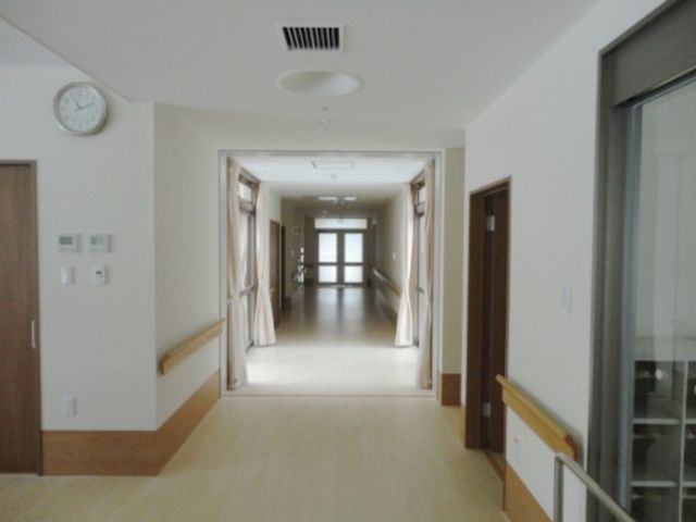 明るい廊下 廊下 自然光が差し込む明るい廊下。快適な環境で、移動も安心です。