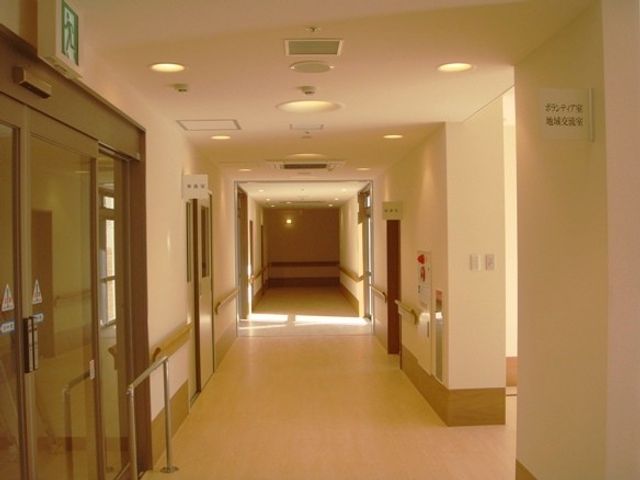 明るい廊下 廊下 自然光がたっぷり差し込む、広々とした廊下です。穏やかな雰囲気で安心して移動できます。