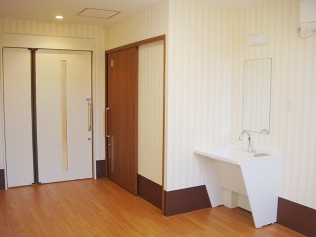 洗面台付きの居室 居室 広々とした居室には、使いやすい洗面台も完備されています。落ち着いた色合いの内装が魅力です。