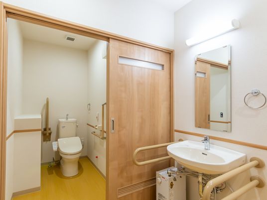 明るく清潔なトイレ空間