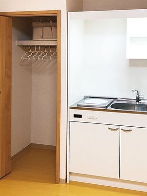 居室のクローゼットとキッチン