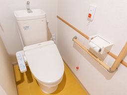 広々とした清潔なトイレ