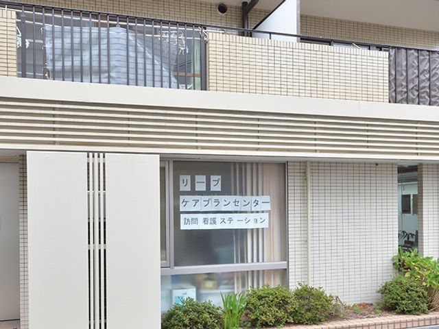 施設の外観 外観 施設への入口は明るく開放的なデザインで、訪問する方々を優しく迎え入れます。