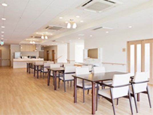 清潔で広い食堂
