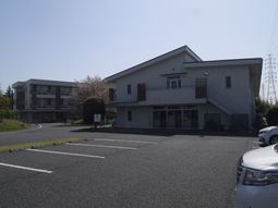 広々とした建物の外観