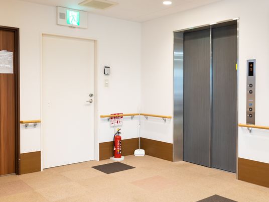 広々とした明るいエレベーター前