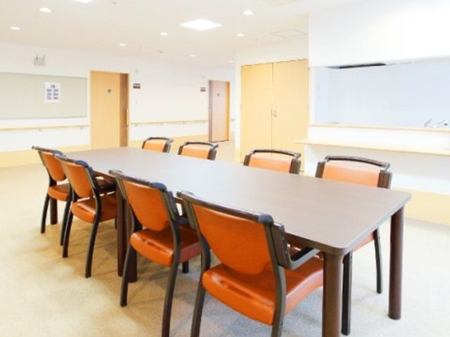 会議用テーブルと椅子 食堂 明るく広々した空間の多目的室です。ここで様々な活動や交流が行われています。