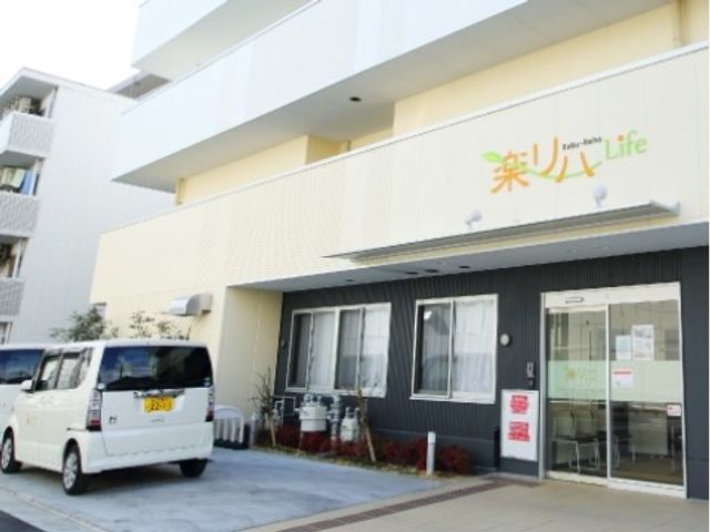 エントランス外観 外観 エントランスは、明るく清潔感のある設計で、来訪者を温かく迎えます。スタッフの笑顔が印象的な歓迎の場所として整えられています。