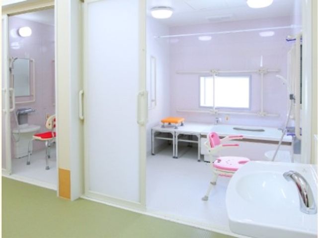 清潔なバリアフリー浴室 浴室 柔らかな光が差し込む清潔感のあふれる浴室です。手すりや座席も備え、安全に配慮した設計になっております。