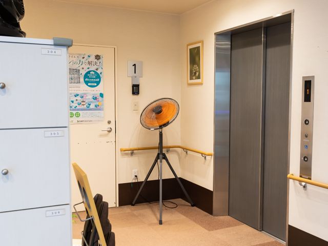 エレベーターのある廊下 エレベーター 手すりが設置された廊下には快適な移動をサポートするエレベーターがあり、安全かつ快適にご利用いただける環境が整っています。