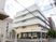 白い建物のエントランス