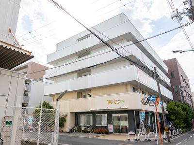 白い建物のエントランス