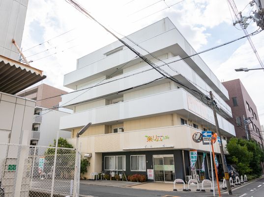 白い建物のエントランス