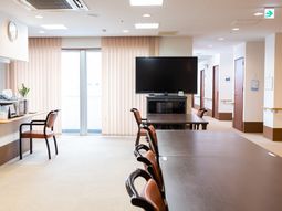 共有スペースの明るい室内