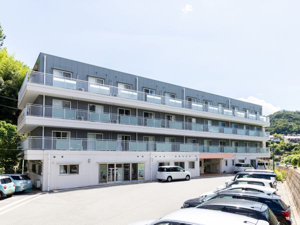 明るい外観の建物