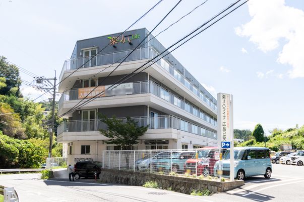 明るい日差しの居宅外観