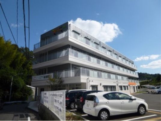 白い建物の外観
