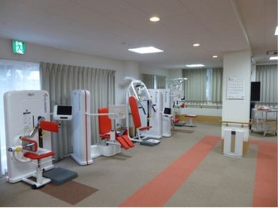 訓練機器の並ぶ機能訓練室