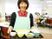 笑顔で食事を提供する人