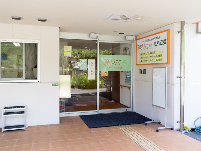 明るいエントランスの風景