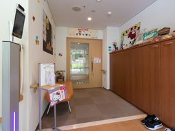 エントランスの明るい風景