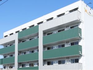 緑のバルコニーがある建物