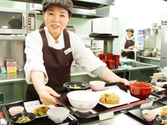 施設のスタッフと食事