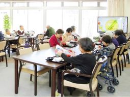 明るい食堂の様子