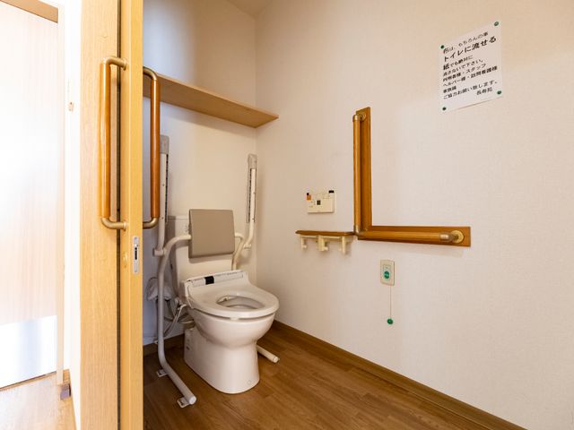 バリアフリー対応トイレ トイレ 手すり付きで安全に配慮された清潔なトイレです。利用者の自立を支援する環境が整っています。