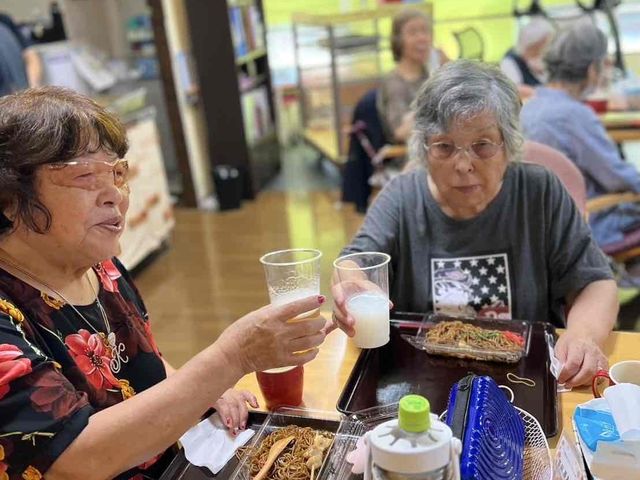楽しそうな食堂 食堂 明るい食堂で、皆が和やかに食事を楽しんでいます。リラックスできる空間です。