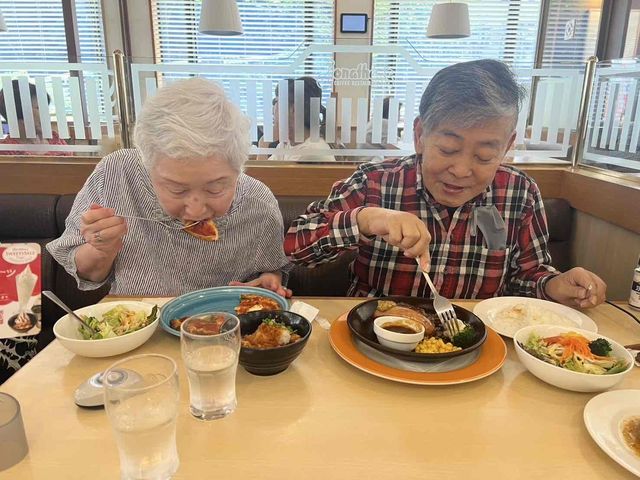楽しげな食事の時間 食堂 自然光が差し込む明るい空間で、ゆったりと食事を楽しめます。交流の場としても最適です。
